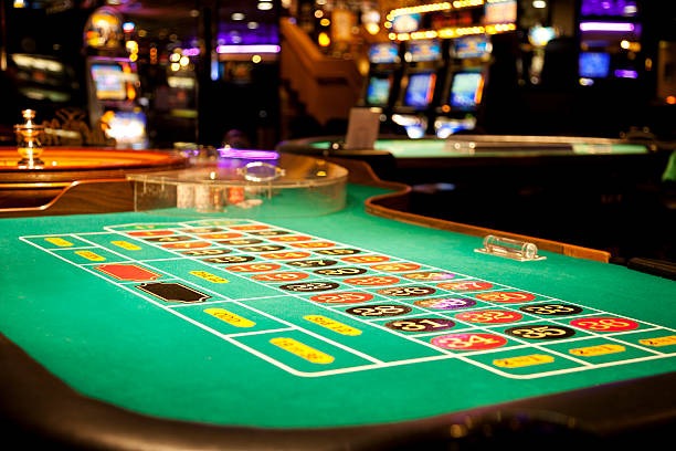 Live dealer at Lightning Baccarat table on joy slot platform